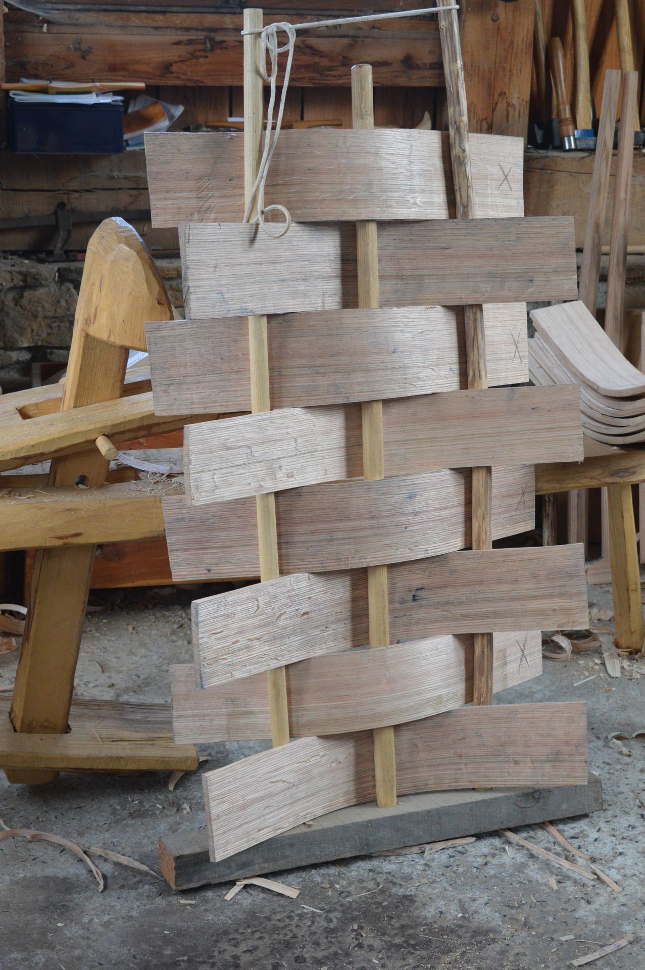 pieces du dossier des chaises, chauffées à la vapeur puis cintrées pieces de chaises cintrées