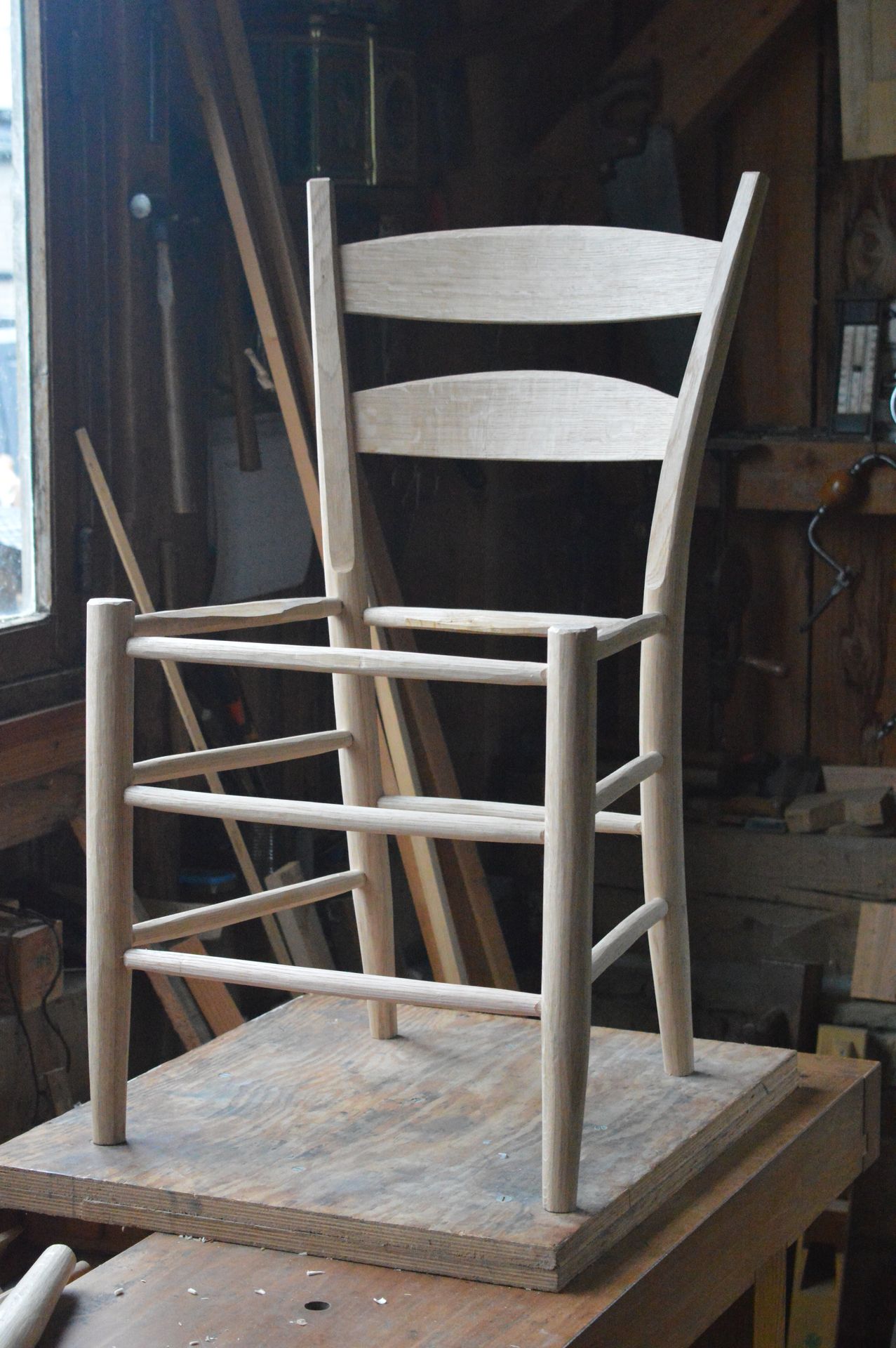 chaise fabriquée à partir de bois vert avec des outils manuels traditionels chaise bois vert outils manuels traditionels