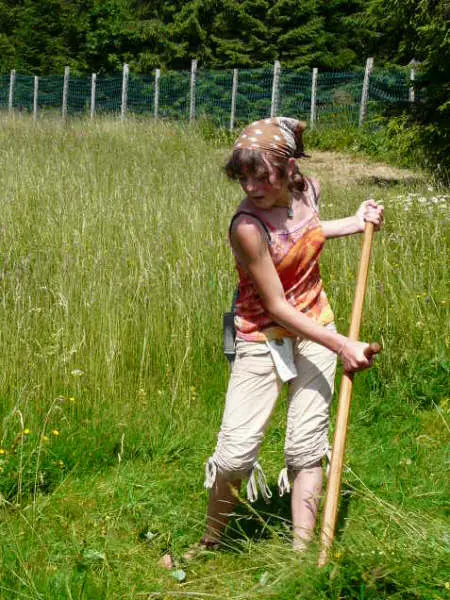 Michelle utilisant la faux faux