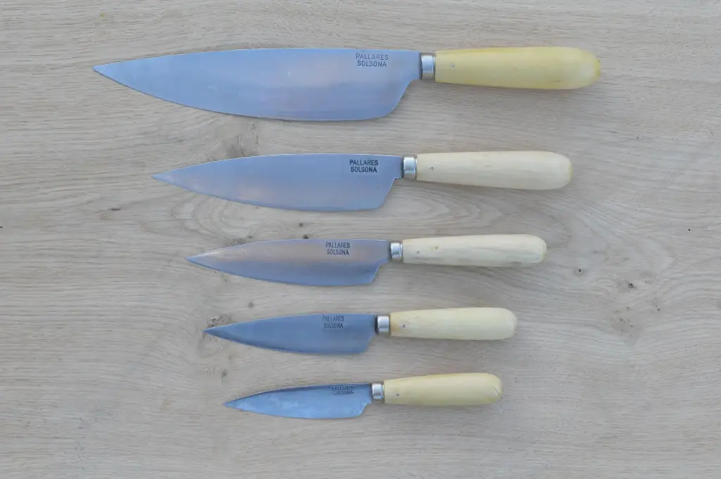 Couteau de cuisine 16cm en acier carbone et buis