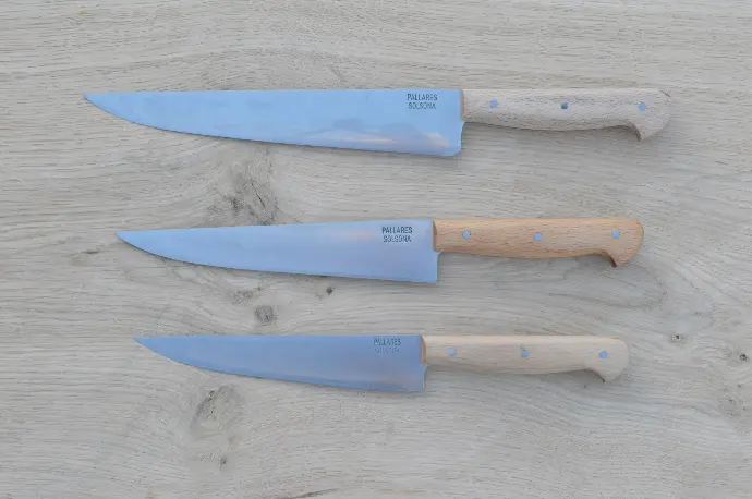 Couteau de cuisine 16cm en acier carbone et buis