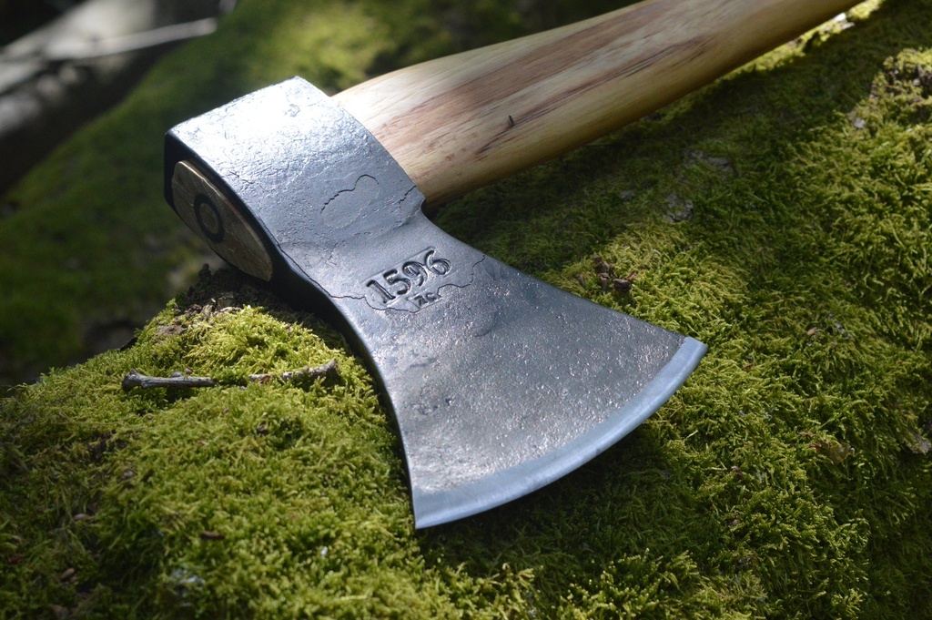 Hache Biber Classic "S" 1000g avec étui en cuir