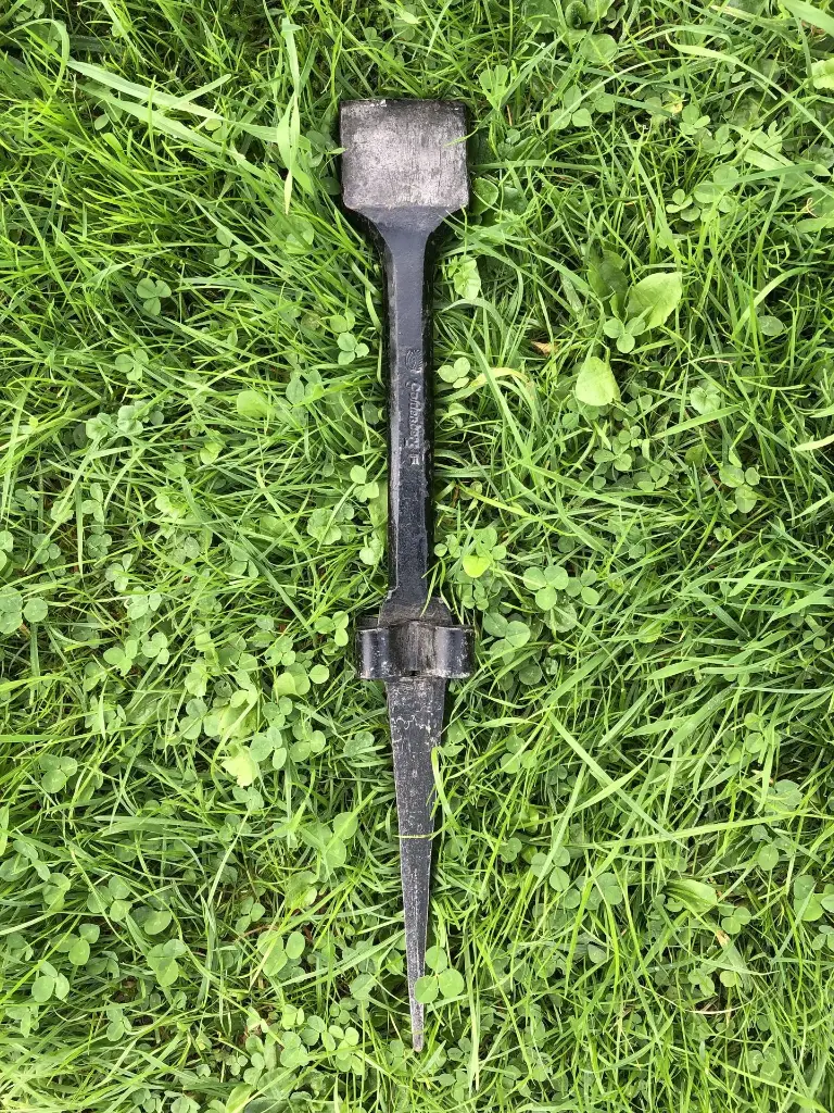 Narrow-faced field anvil