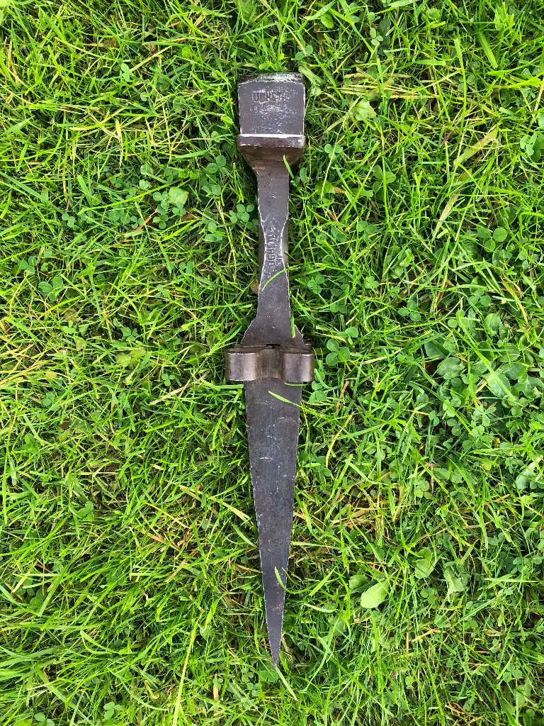 Narrow-faced field anvil