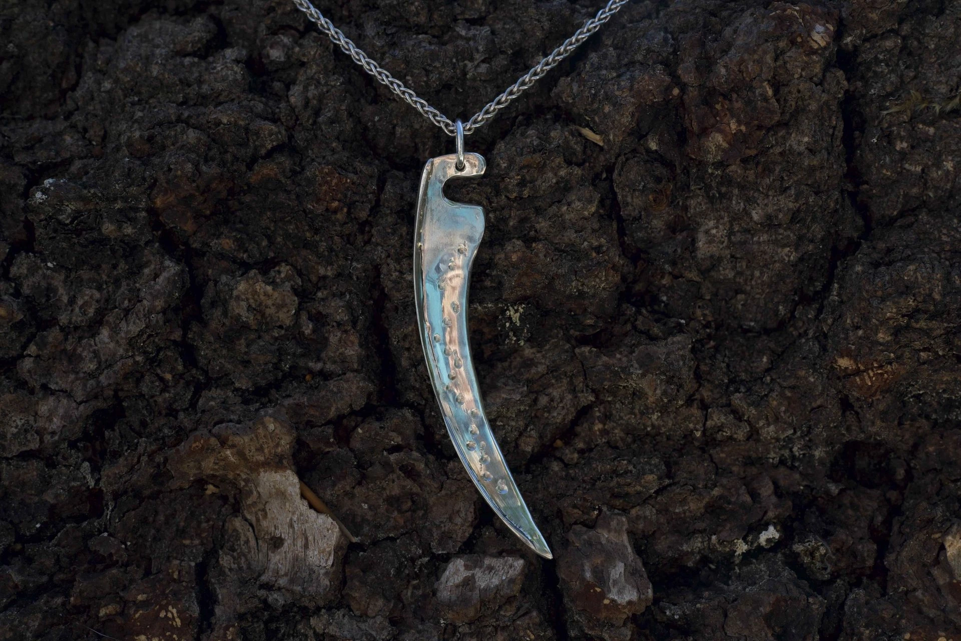 Pendentif lame de faux (Pointe vers la gauche)