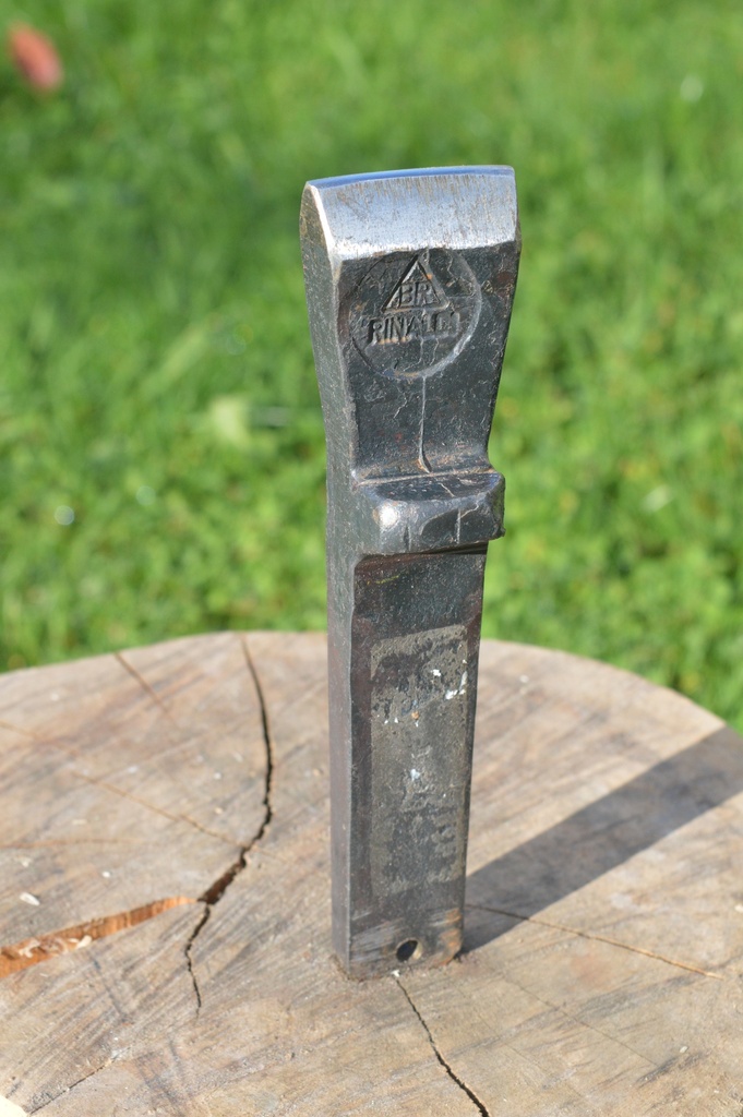 Small narrow-faced Rinaldi anvil