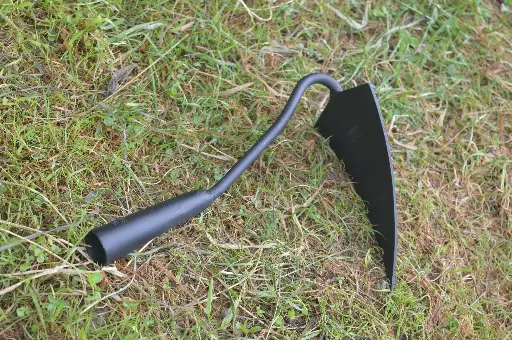 Triangular hoe without handle
