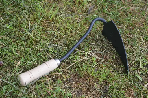 Triangular hoe with handle