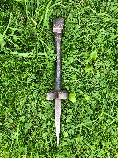 Narrow-faced field anvil