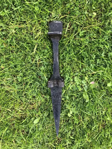 Narrow-faced field anvil