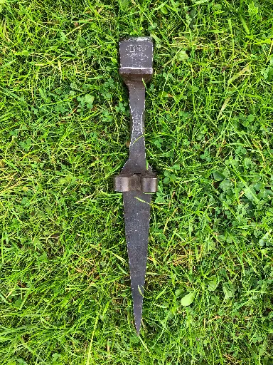 Narrow-faced field anvil